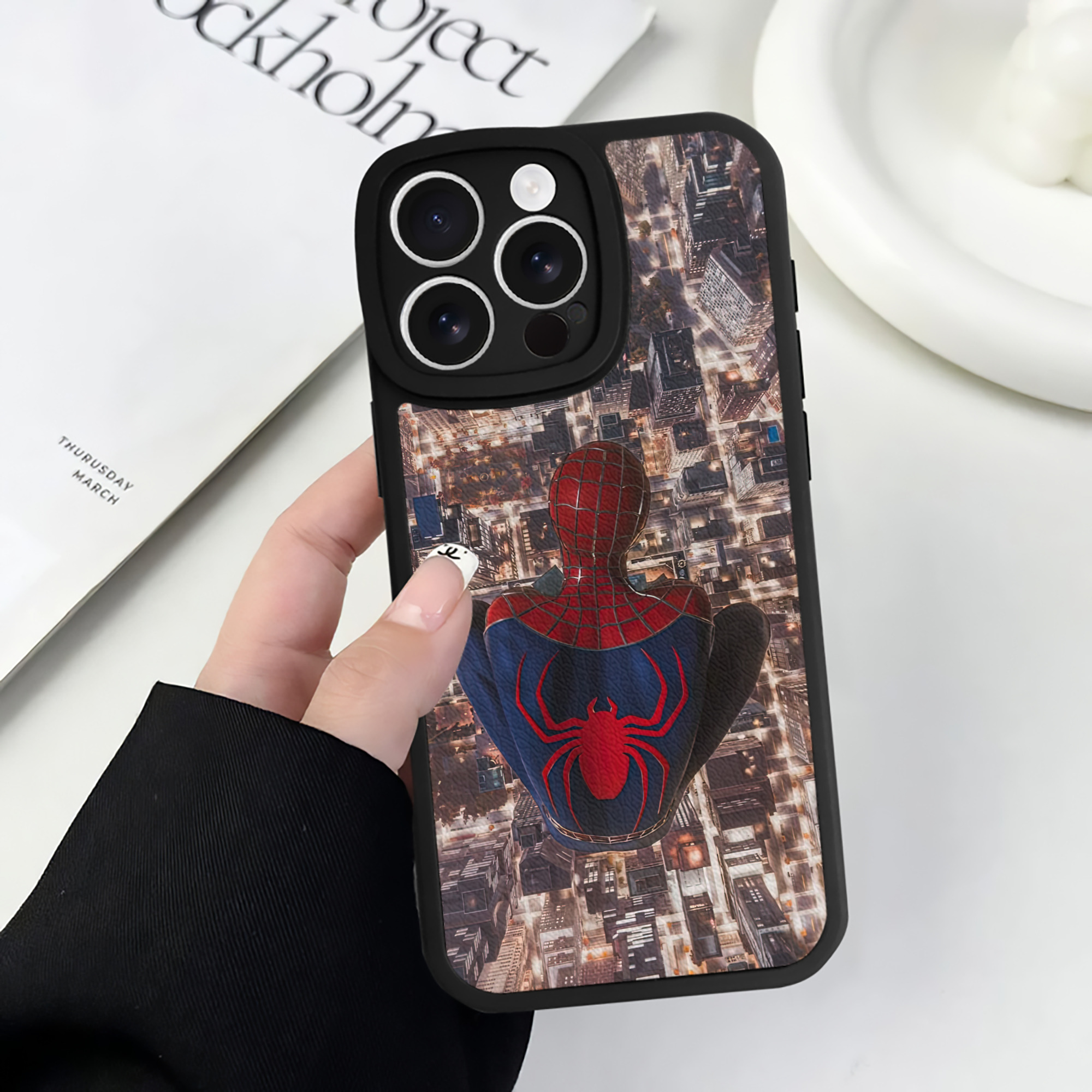 （画像用） Spider Man スパイダーマン 【iPhone 16シリーズ対応】シリコンスマホケース（レザー調） 材質：シリコン